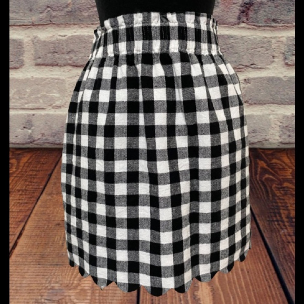 Women’s J. Black white check scalloped skirt size 4